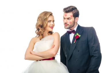 Gelin Damat üzerinde beyaz izole yüzünde ruj ile seyir geçti silah ile portresi