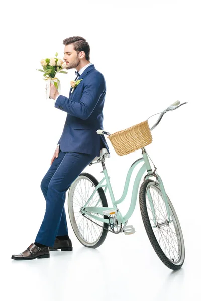 Стильный Жених Свадебным Букетом Опираясь Ретро Велосипед Изолирован Белом — стоковое фото