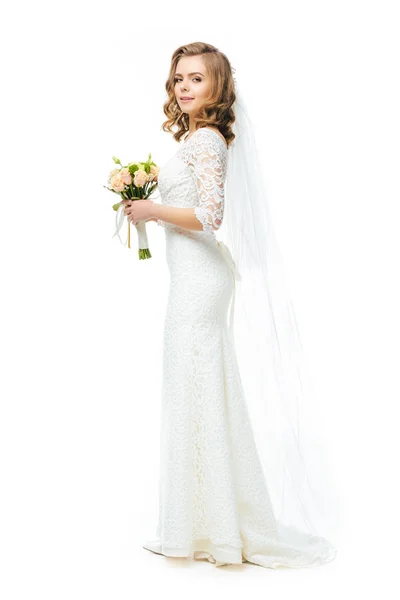 白で隔離の花のブーケとウェディング ドレスとベールの魅力的な花嫁の側面図 — ストック写真