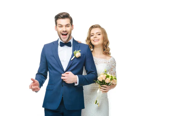 Porträt Eines Glücklichen Jungen Hochzeitspaares Isoliert Auf Weiß — Stockfoto