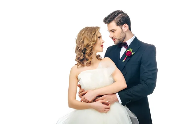 Jovem Casal Casamento Olhando Para Outro Isolado Branco — Fotografia de Stock