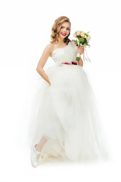 Χαμογελαστός Νύφη Στο Όμορφο Γαμήλιο Φόρεμα Λουλούδια Στο Χέρι Απομονωθεί — Φωτογραφία Αρχείου
