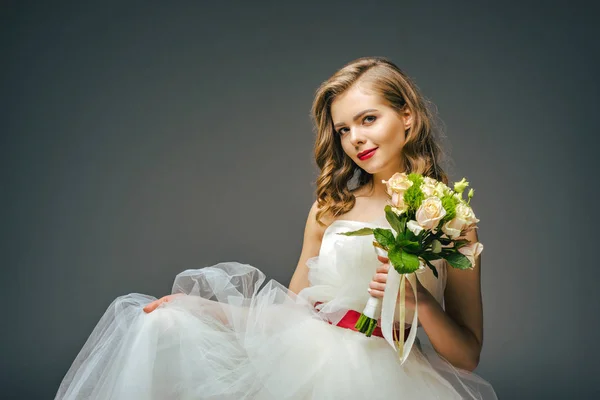 Gyönyörű Menyasszony Menyasszonyi Csokor Kezében Portréja — Stock Fotó