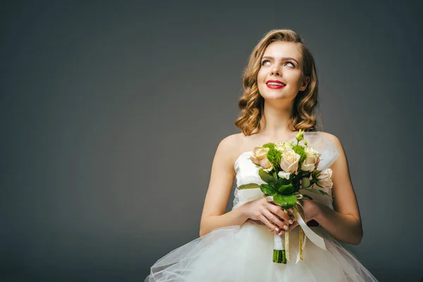 Potret Pengantin Wanita Termenung Yang Cantik Dengan Buket Pernikahan Berpaling — Foto Stok Gratis