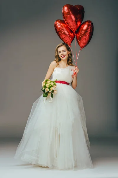 Улыбающаяся Невеста Свадебном Платье Воздушными Шарами Форме Сердца Букет Цветов — стоковое фото