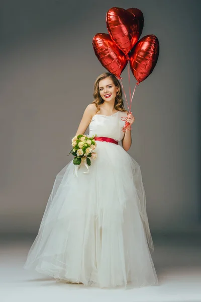 Novia Sonriente Vestido Novia Con Globos Forma Corazón Ramo Flores —  Fotos de Stock