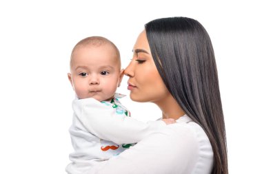ihale genç kadın ve üzerinde beyaz izole şirin bebek portre