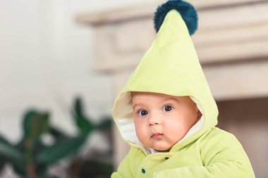 güzel bebek bebek evde kameraya bakarak portresi
