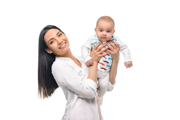 Retrato Madre Alegre Con Bebé Las Manos Aisladas Blanco — Foto de Stock