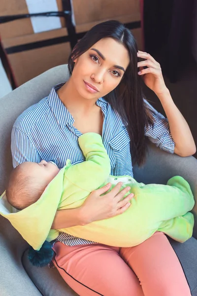 Όμορφη Μητέρα Βρέφος Μωρό Που Στηρίζεται Βραχίονα Καρέκλα Στο Σπίτι — Δωρεάν Φωτογραφία