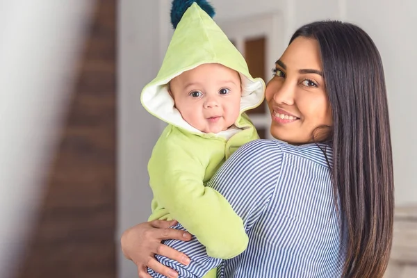 Retrato Jovem Mãe Com Pouco Bebê Mãos Olhando Para Câmera — Fotografia de Stock