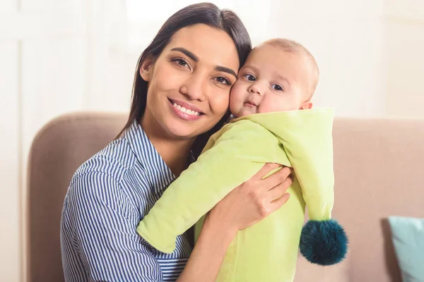 Retrato Mujer Feliz Con Bebé Casa — Foto de Stock