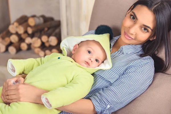 Portrait Smiling Mother Baby Hands Resting Sofa Home — Stock Photo, Image