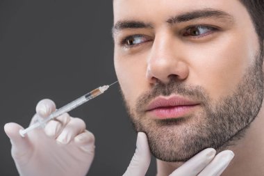 adam, gri izole için güzellik enjeksiyon yapma Medikal Ürünler ellerinde, yakın çekim