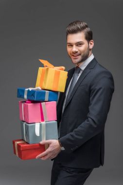 yakışıklı adam hediye kutuları, gri izole holding