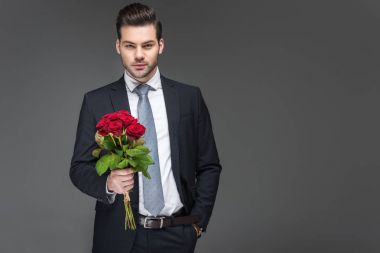 yakışıklı adam tutarak gri izole kırmızı gül buketi