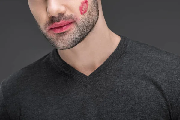 Обрізаний Вид Людини Поцілунком Щоці Ізольований Сірому — стокове фото