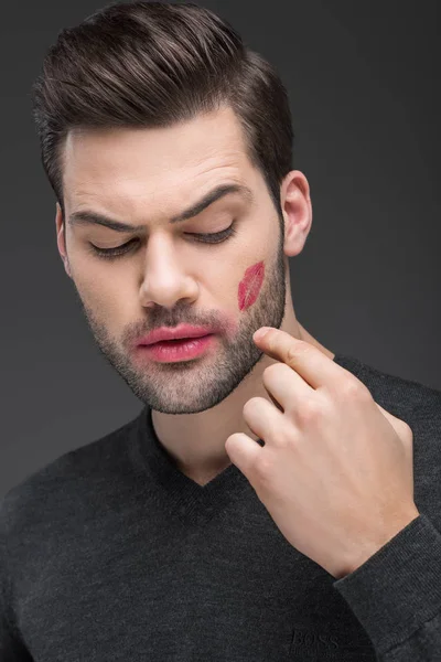 Hombre Barbudo Guapo Con Estampado Beso Mejilla Aislado Gris — Foto de Stock