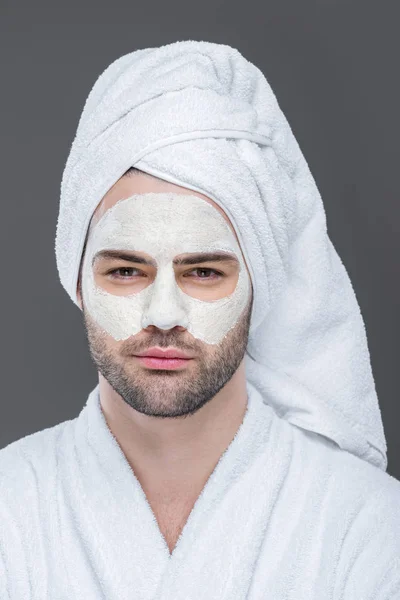 Bebaarde Man Handdoek Met Klei Masker Gezicht Geïsoleerd Grijs Huid — Stockfoto