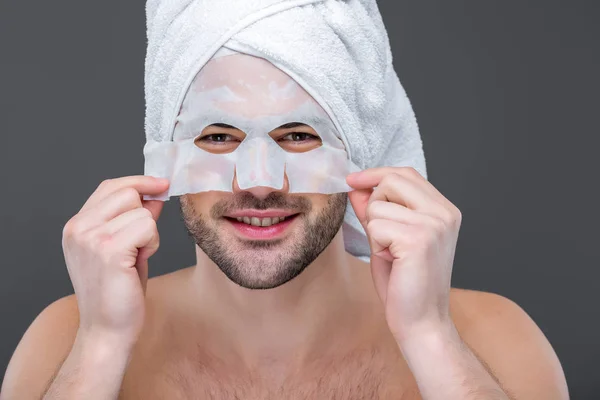 Vrolijke Bebaarde Man Met Handdoek Collageen Masker Geïsoleerd Grijs — Stockfoto