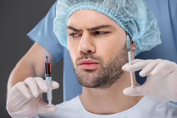 Bel Homme Bonnet Médical Choisissant Des Injections Beauté Isolé Sur — Photo