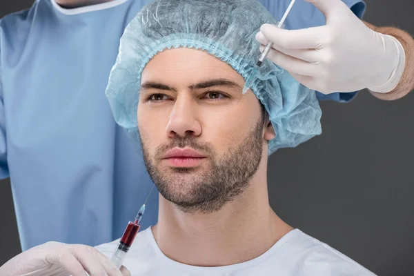 Yakışıklı Adam Tıbbi Cap Güzellik Enjeksiyonları Gri Izole Yapma Sakallı — Stok fotoğraf