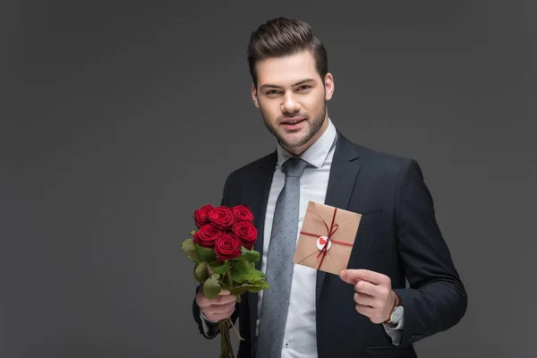 Красивый Мужчина Костюме Держит Красные Розы Конверт День Святого Валентина — стоковое фото