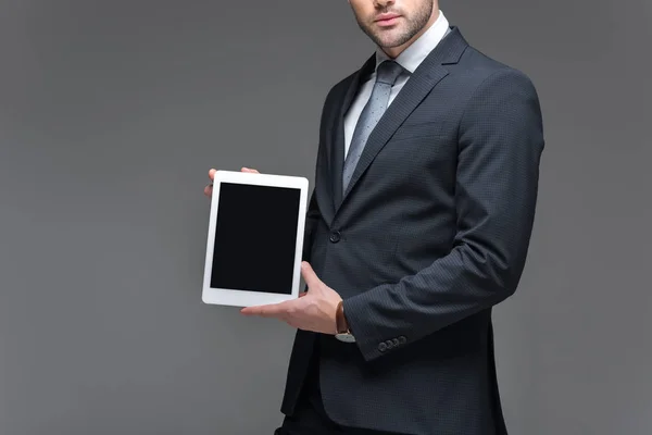 Bijgesneden Weergave Van Zakenman Presenteren Digitale Tablet Geïsoleerd Grijs — Stockfoto