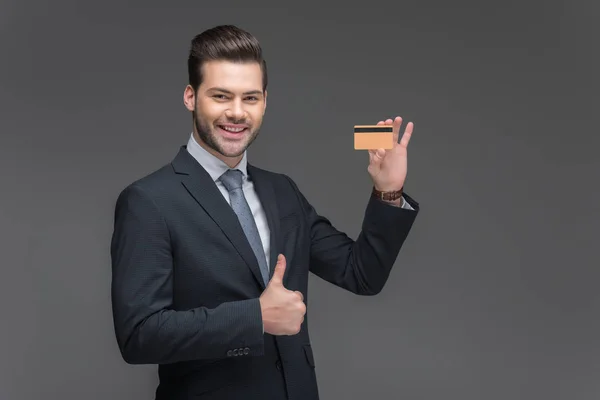 Lachende Zakenman Gouden Creditcard Bedrijf Duim Opdagen Geïsoleerd Grijs — Stockfoto