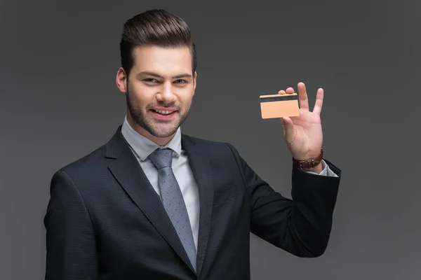 Krásný Veselý Podnikatel Držící Zlatou Kreditní Kartu Izolované Grey — Stock fotografie