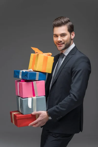 Hombre Guapo Sosteniendo Cajas Regalo Aislado Gris — Foto de Stock