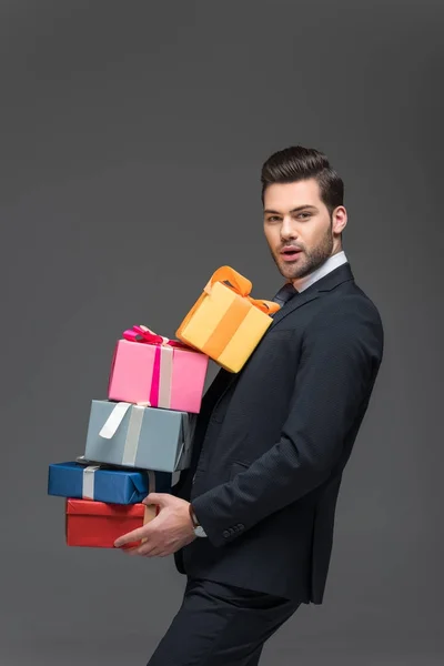 Hombre Guapo Sosteniendo Cajas Regalo Aislado Gris — Foto de Stock