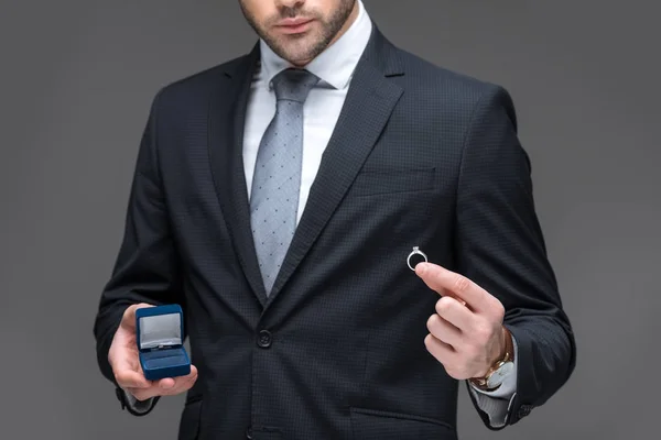 Corte Vista Homem Elegante Propondo Com Anel Isolado Cinza — Fotografia de Stock