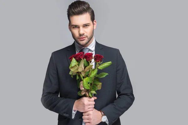 Homem Elegante Segurando Buquê Rosas Vermelhas Isolado Cinza — Fotografia de Stock