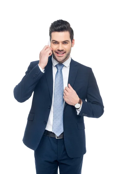 Apuesto Hombre Negocios Sonriente Traje Hablando Teléfono Inteligente Aislado Blanco — Foto de Stock