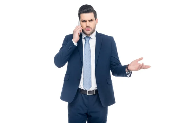 Dudoso Hombre Negocios Traje Hablando Teléfono Inteligente Aislado Blanco — Foto de Stock
