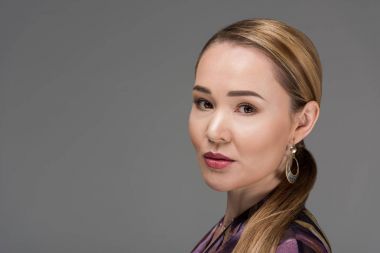 yakın çekim gri izole kamera bakıyor güzel şık kazak kadın portresi