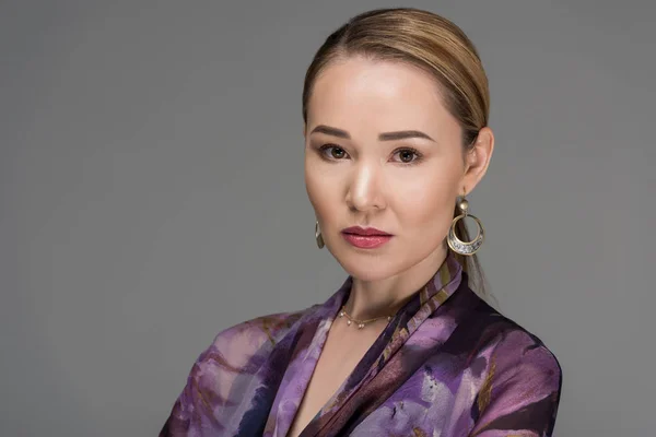 Nærbilde Vakker Kazakh Kvinne Som Ser Kamera Isolert Grått – stockfoto