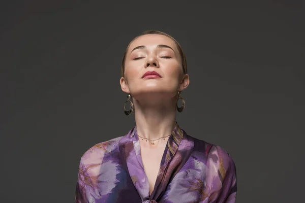 在灰色的封闭眼睛的感性哈萨克妇女的肖像 — 图库照片