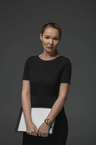 Bela Mulher Negócios Kazakh Segurando Prancheta Olhando Para Câmera Isolada — Fotografia de Stock