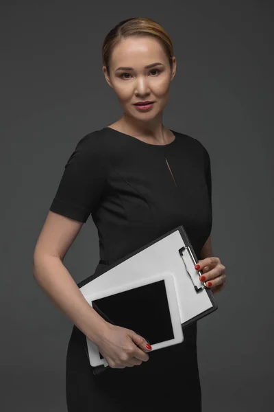 Όμορφη Kazakh Επιχειρηματίας Ψηφιακό Tablet Και Πρόχειρο Βλέπουν Φωτογραφική Μηχανή — Φωτογραφία Αρχείου