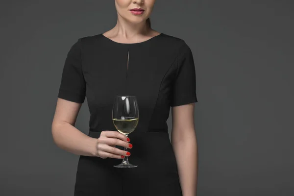 Colpo Ritagliato Donna Elegante Possesso Bicchiere Vino Isolato Grigio — Foto stock gratuita