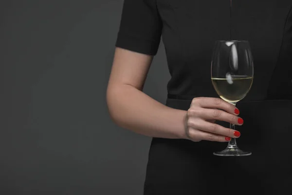 グレーに分離されたワインのガラスを保持している黒のドレスを着た女性の部分拡大 — ストック写真