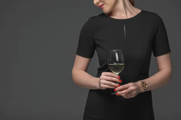 Tiro Recortado Mujer Elegante Vestido Negro Sosteniendo Vaso Vino Aislado — Foto de stock gratis