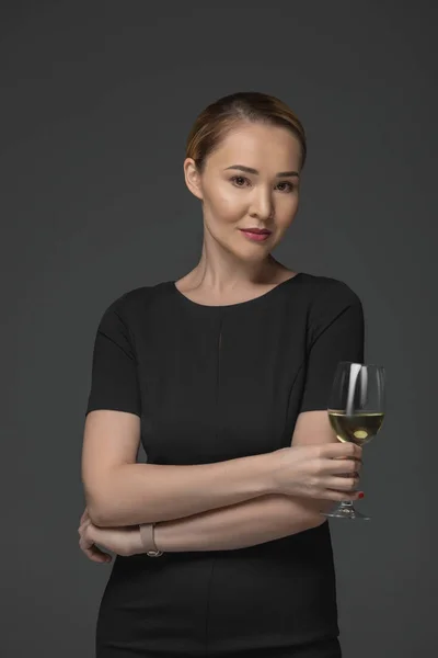 Vacker Kazakiska Kvinna Hålla Glas Vin Och Tittar Kameran Isolerad — Gratis stockfoto