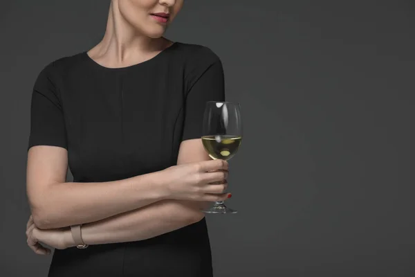 Tiro Recortado Mujer Vestido Negro Sosteniendo Vaso Vino Blanco Aislado — Foto de Stock