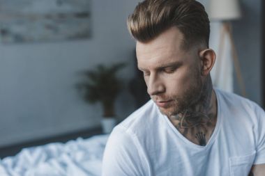 Kapalı gözlerle düşünceli yakışıklı