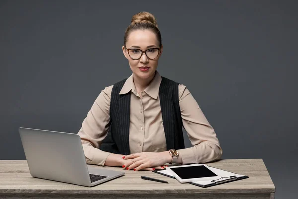 Schöne Kasachische Geschäftsfrau Mit Digitalen Geräten Und Blick Auf Kamera — Stockfoto