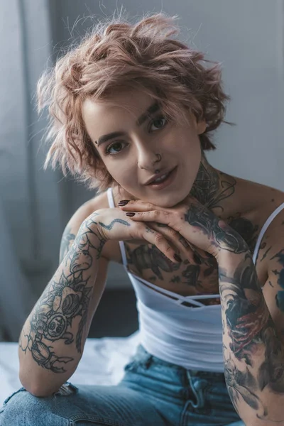 Portrait Belle Fille Tatouée Avec Des Cheveux Roses Dans Chambre — Photo