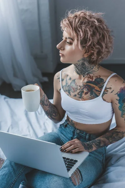 Attraktiv Tatovert Jente Som Bruker Laptop Drikker Kaffe Morgenen – stockfoto